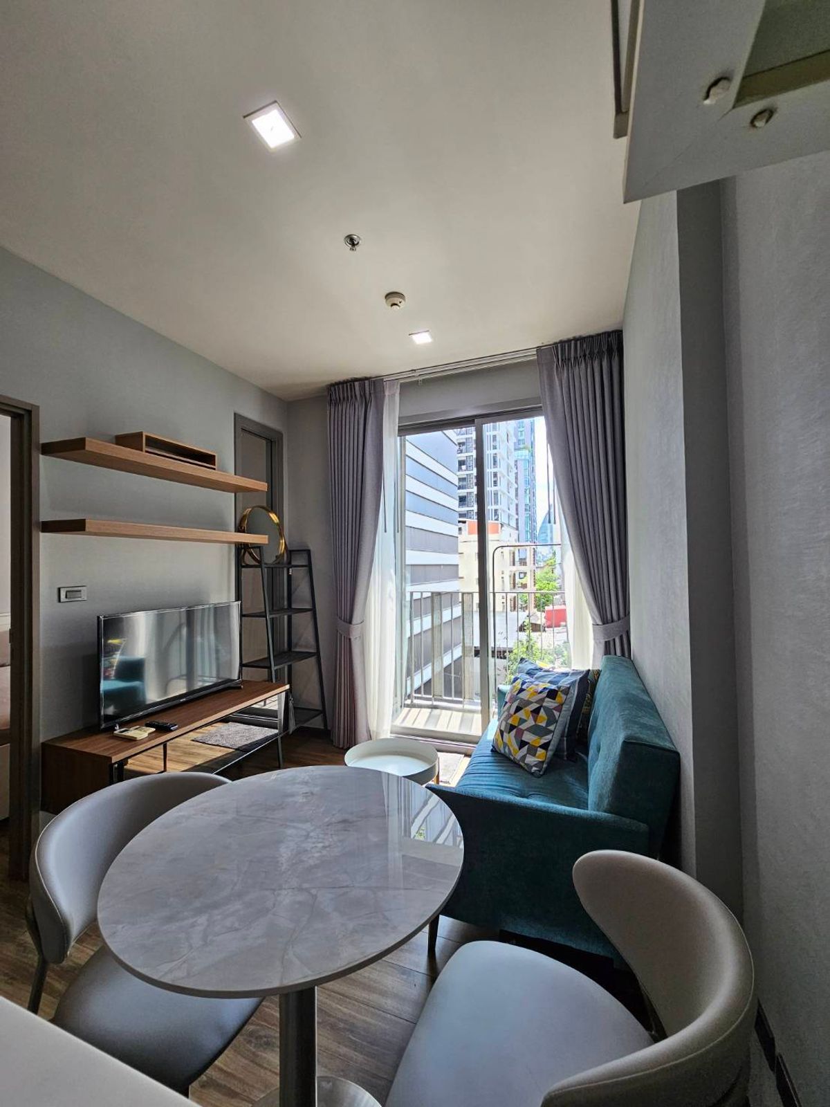 For RentCondoSukhumvit, Asoke, Thonglor : CEIL BY SANSIRI condo is convenient to travel near the BTS train.