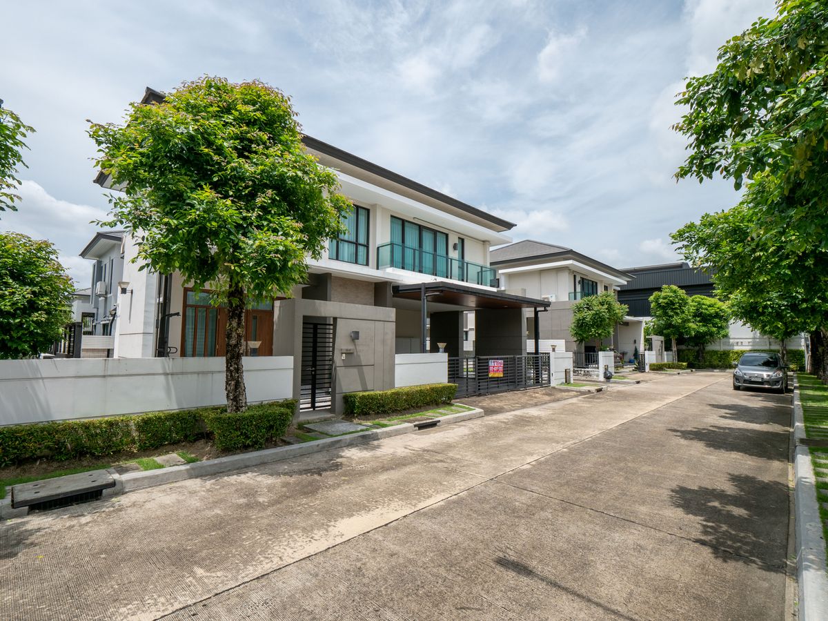 For SaleHouseNonthaburi, Bang Yai, Bangbuathong : House for sale, The City Ratchada - Wongsawang, a large detached house, next to Nakhon In Road, size 75 sq.w., 320 sqm. 4 bedrooms, 4 water, 3 parking, 2 kitchens, 1 housekeeper room like this. The best price in the project is only 19.5 million baht. The 