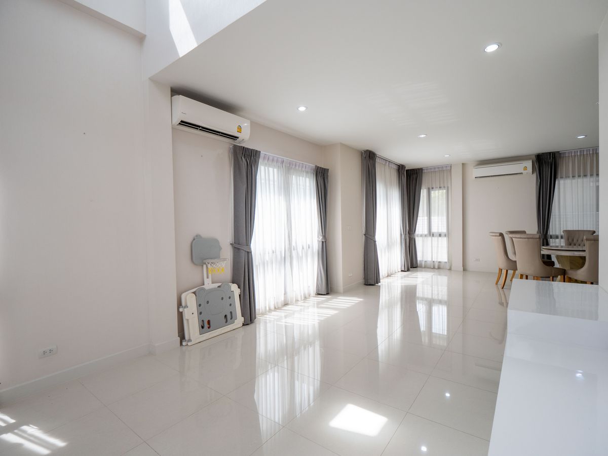For SaleHouseNonthaburi, Bang Yai, Bangbuathong : House for sale, The City Ratchada - Wongsawang, a large detached house, next to Nakhon In Road, size 75 sq.w., 320 sqm. 4 bedrooms, 4 water, 3 parking, 2 kitchens, 1 housekeeper room like this. The best price in the project is only 19.5 million baht. The 