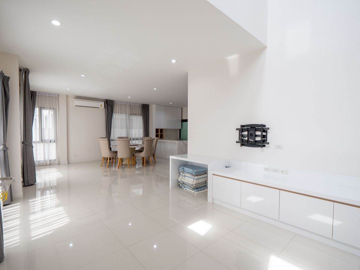 For SaleHouseNonthaburi, Bang Yai, Bangbuathong : House for sale, The City Ratchada - Wongsawang, a large detached house, next to Nakhon In Road, size 75 sq.w., 320 sqm. 4 bedrooms, 4 water, 3 parking, 2 kitchens, 1 housekeeper room like this. The best price in the project is only 19.5 million baht. The 