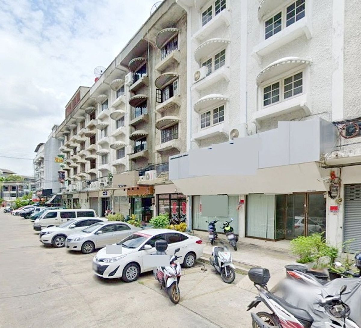 ให้เช่าอาคารพาณิชย์เลียบทางด่วนรามอินทรา : เดอะมอลล์ บางกะปิ 1กม. MRT ลาดพร้าว 101 เพียง 299ม ให้เช่าอาคาร 4 ชั้น 22ตร.วา 322ตร.ม. 4นอน ปากซอยมี 7-11. ลาดพร้าว 126-132 ใ