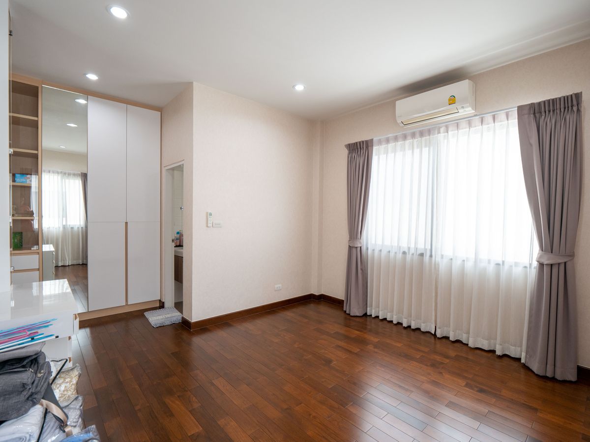 For SaleHouseNonthaburi, Bang Yai, Bangbuathong : House for sale, The City Ratchada - Wongsawang, a large detached house, next to Nakhon In Road, size 75 sq.w., 320 sqm. 4 bedrooms, 4 water, 3 parking, 2 kitchens, 1 housekeeper room like this. The best price in the project is only 19.5 million baht. The 