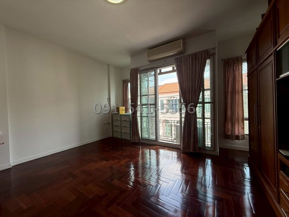 ขายทาวน์โฮมโชคชัย4 ลาดพร้าว71 : ขายทาวน์โฮม 3 ชั้นเล่นระดับ พื้นที่ 21.2 ตรว 3นอน 4น้ำ บ้านกลางเมือง โชคชัย 4 เฟอร์นิเจอร์ built-in