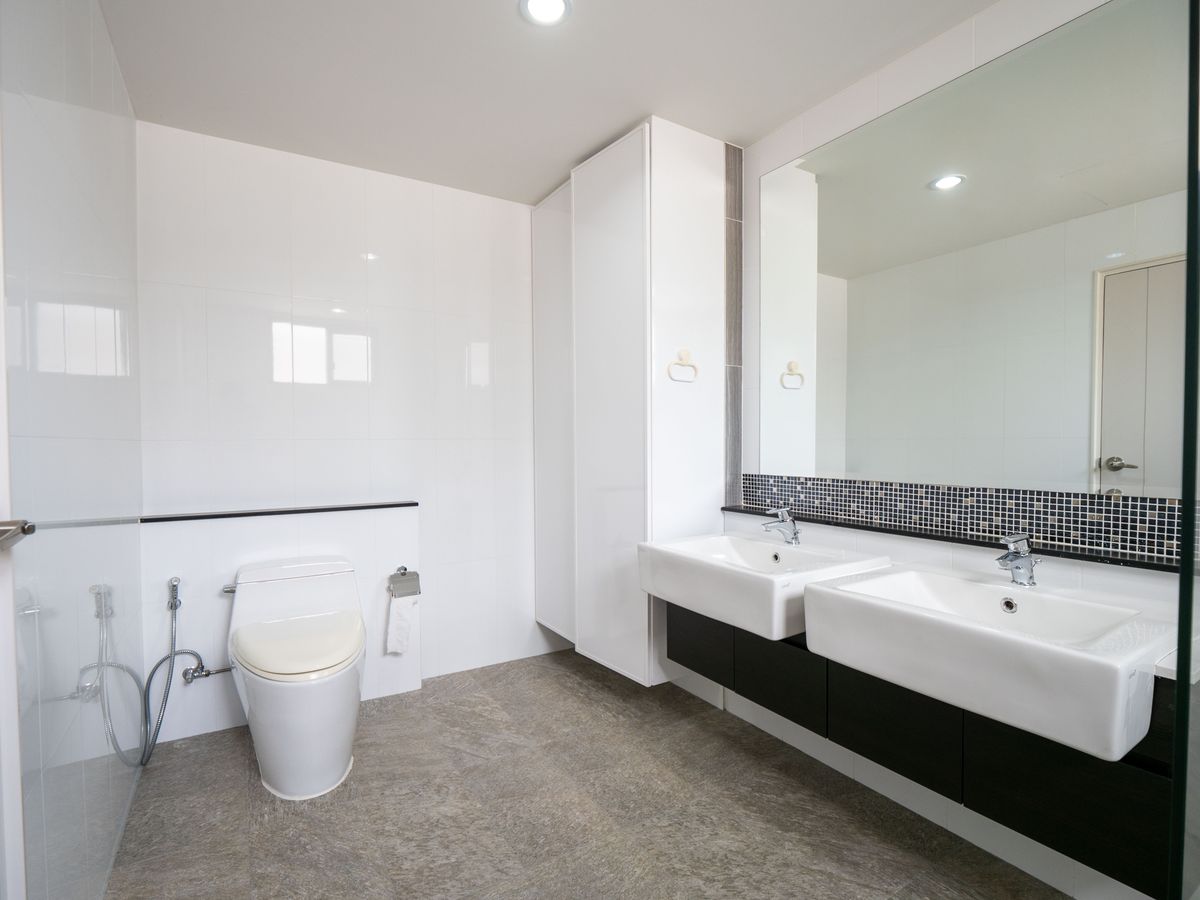 For SaleHouseNonthaburi, Bang Yai, Bangbuathong : House for sale, The City Ratchada - Wongsawang, a large detached house, next to Nakhon In Road, size 75 sq.w., 320 sqm. 4 bedrooms, 4 water, 3 parking, 2 kitchens, 1 housekeeper room like this. The best price in the project is only 19.5 million baht. The 