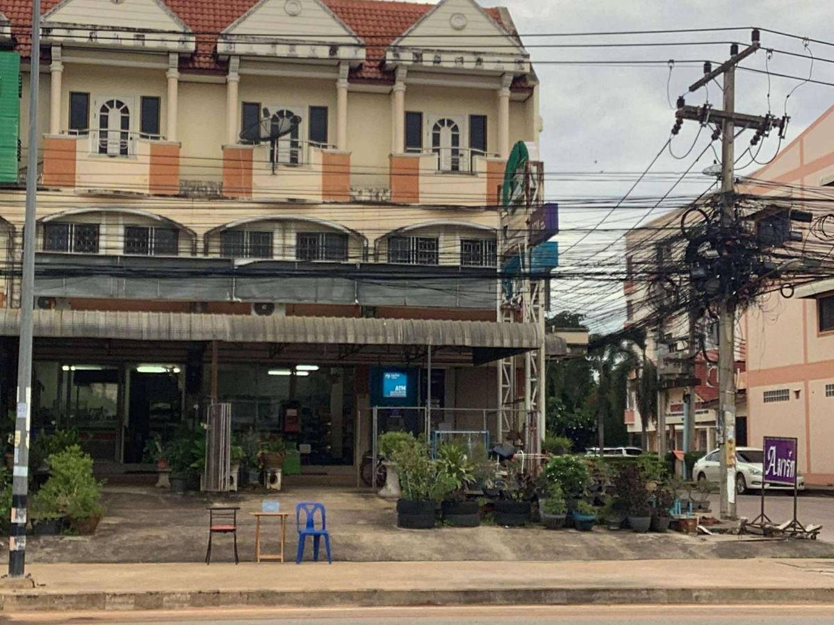 For SaleShop HouseMaha Sarakham : Selling very cheap !! 3 -storey commercial building, 3 booths on the main road, Kanthawichai District, Maha Sarakham Province, near Maha Sarakham University