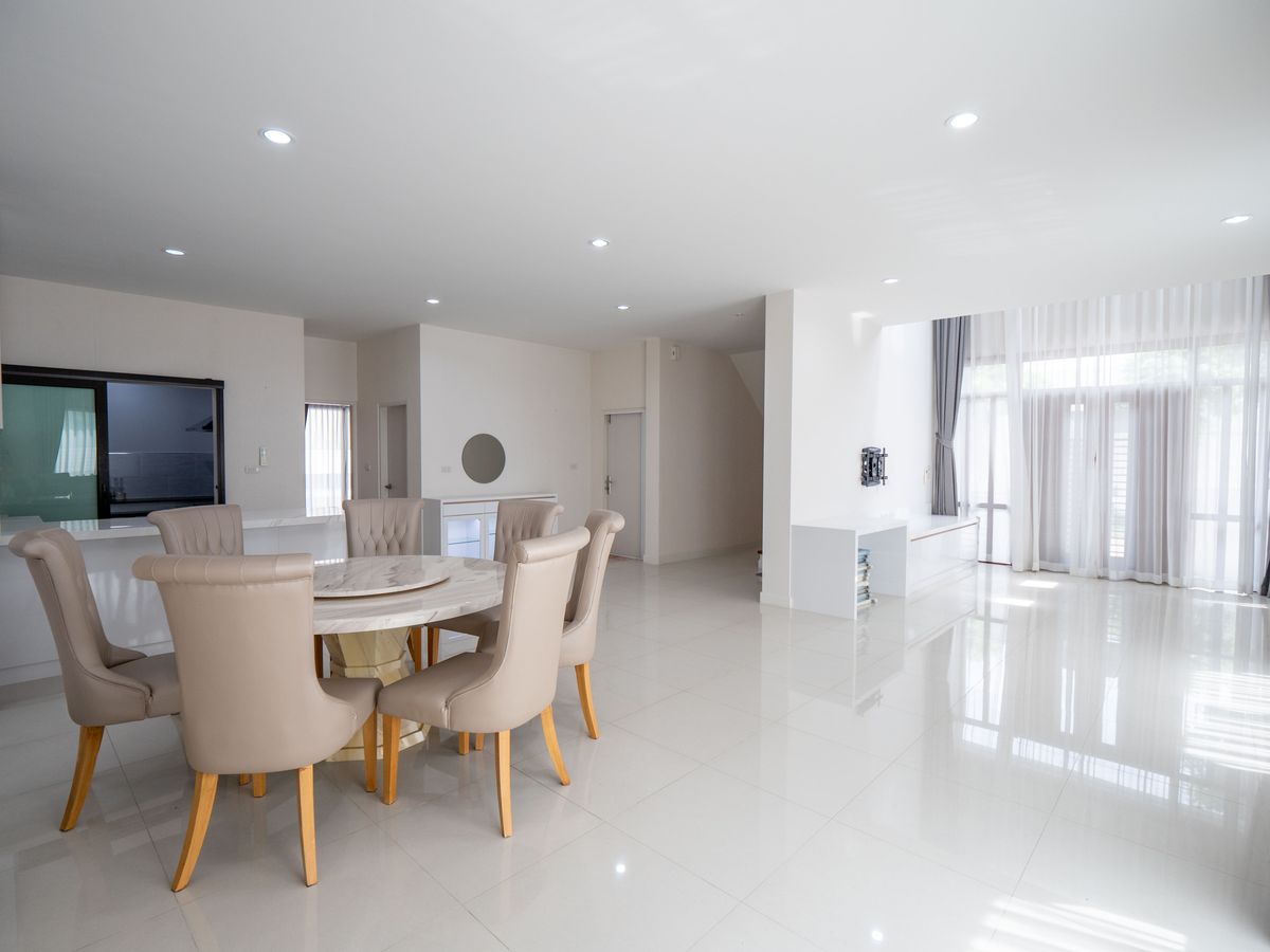 For SaleHouseNonthaburi, Bang Yai, Bangbuathong : House for sale, The City Ratchada - Wongsawang, a large detached house, next to Nakhon In Road, size 75 sq.w., 320 sqm. 4 bedrooms, 4 water, 3 parking, 2 kitchens, 1 housekeeper room like this. The best price in the project is only 19.5 million baht. The 