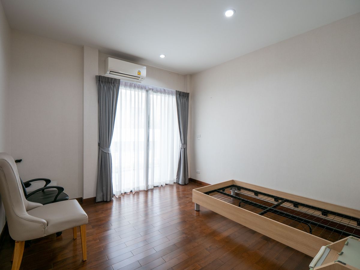 For SaleHouseNonthaburi, Bang Yai, Bangbuathong : House for sale, The City Ratchada - Wongsawang, a large detached house, next to Nakhon In Road, size 75 sq.w., 320 sqm. 4 bedrooms, 4 water, 3 parking, 2 kitchens, 1 housekeeper room like this. The best price in the project is only 19.5 million baht. The 