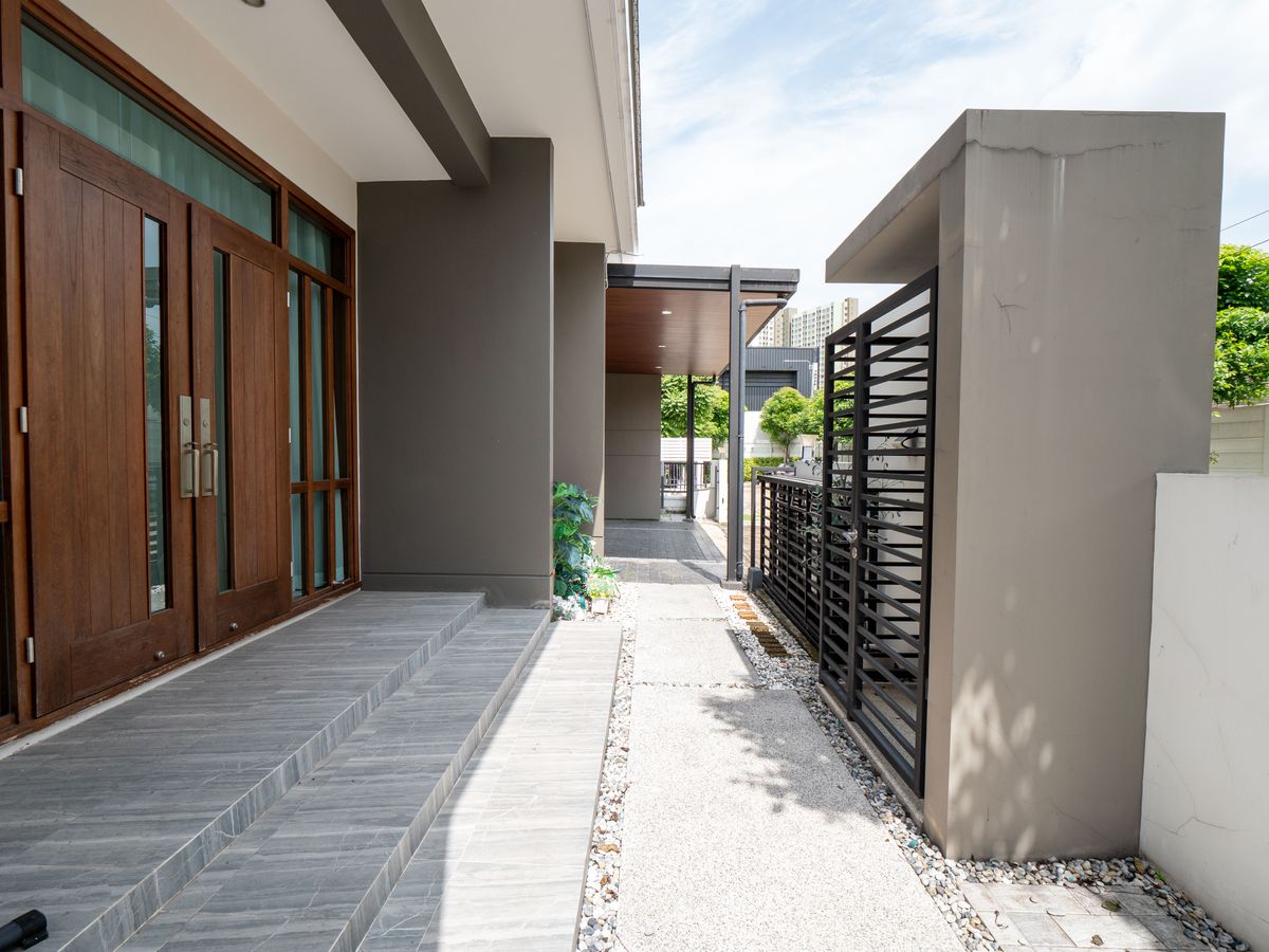 For SaleHouseNonthaburi, Bang Yai, Bangbuathong : House for sale, The City Ratchada - Wongsawang, a large detached house, next to Nakhon In Road, size 75 sq.w., 320 sqm. 4 bedrooms, 4 water, 3 parking, 2 kitchens, 1 housekeeper room like this. The best price in the project is only 19.5 million baht. The 