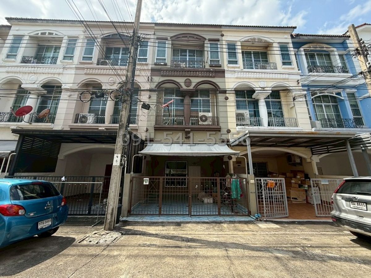 ขายทาวน์โฮมโชคชัย4 ลาดพร้าว71 : ขายทาวน์โฮม 3 ชั้นเล่นระดับ พื้นที่ 21.2 ตรว 3นอน 4น้ำ บ้านกลางเมือง โชคชัย 4 เฟอร์นิเจอร์ built-in