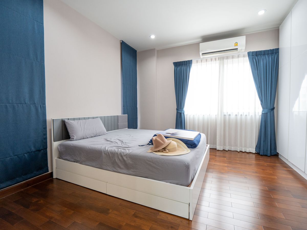 For SaleHouseNonthaburi, Bang Yai, Bangbuathong : House for sale, The City Ratchada - Wongsawang, a large detached house, next to Nakhon In Road, size 75 sq.w., 320 sqm. 4 bedrooms, 4 water, 3 parking, 2 kitchens, 1 housekeeper room like this. The best price in the project is only 19.5 million baht. The 