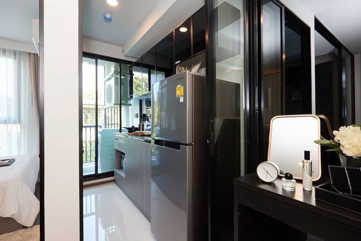 For SaleCondoBang kae, Phetkasem : ✨ Condo down payment for sale, Origin Place Phetkasem, Simplex corner room, high ceilings, comfortable living, pets allowed! 🐶🐱400,000 baht🎯 Highlights ✅ Ready to change contract ✅ Condo allows pets. Very hard to find in this zone!✅ Next to MRT Phasi Char