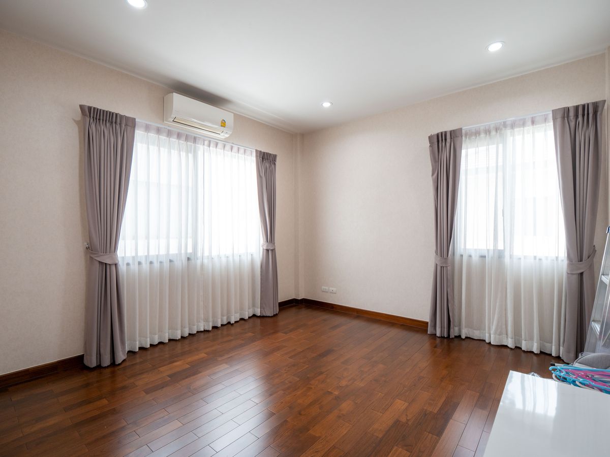 For SaleHouseNonthaburi, Bang Yai, Bangbuathong : House for sale, The City Ratchada - Wongsawang, a large detached house, next to Nakhon In Road, size 75 sq.w., 320 sqm. 4 bedrooms, 4 water, 3 parking, 2 kitchens, 1 housekeeper room like this. The best price in the project is only 19.5 million baht. The 