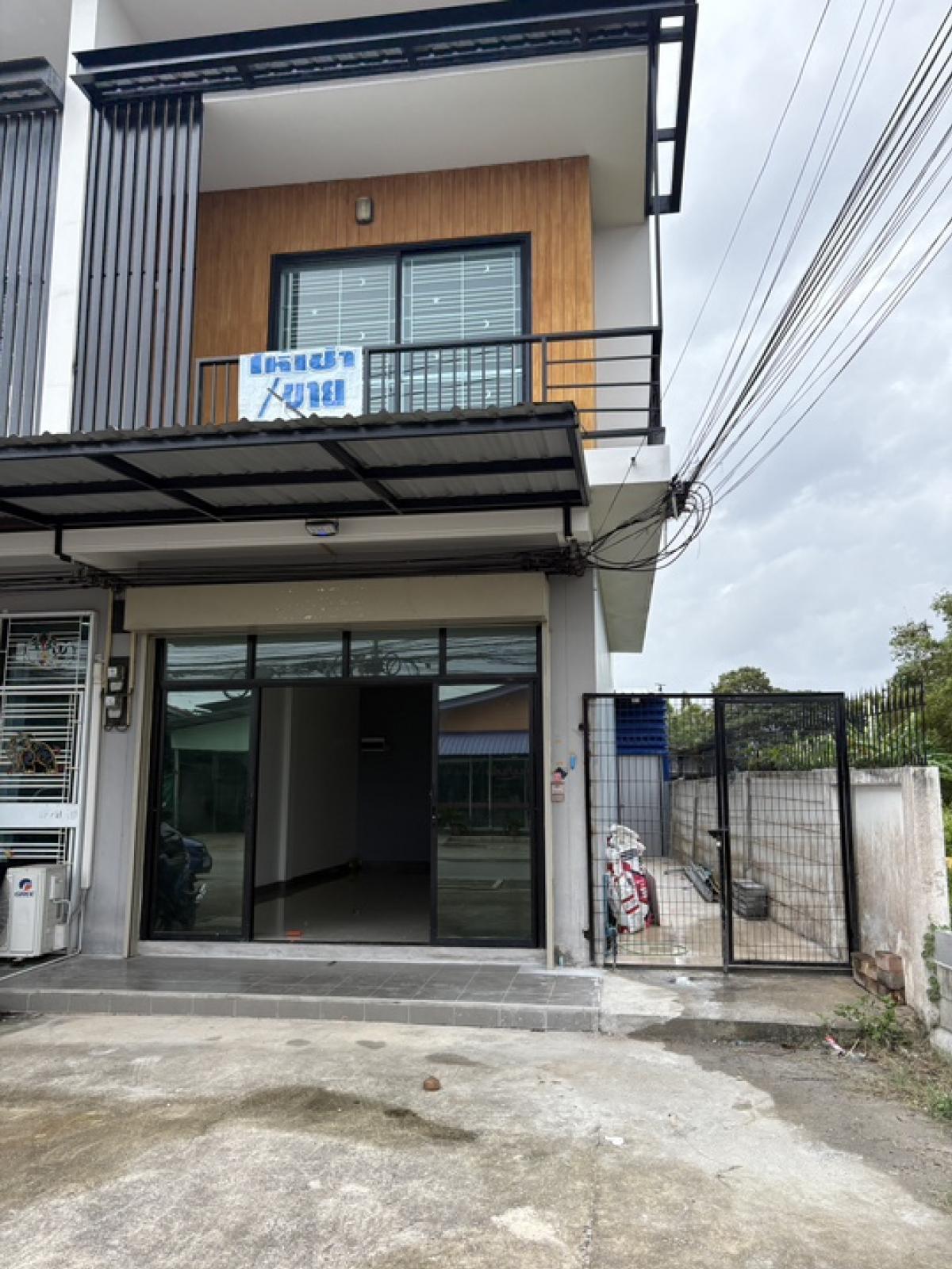 For RentTownhomeRayong : Rent a commercial building, 2 -story rim room, Vanacza project Large remains-Choeng Noen, near Don Temple, Sri Rayong Hospital, near Central Rayong, Big C, Rayong