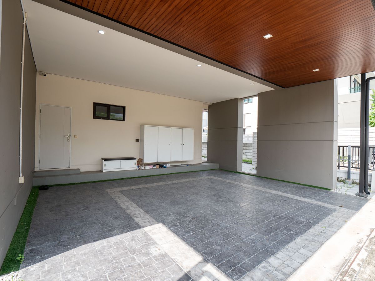 For SaleHouseNonthaburi, Bang Yai, Bangbuathong : House for sale, The City Ratchada - Wongsawang, a large detached house, next to Nakhon In Road, size 75 sq.w., 320 sqm. 4 bedrooms, 4 water, 3 parking, 2 kitchens, 1 housekeeper room like this. The best price in the project is only 19.5 million baht. The 