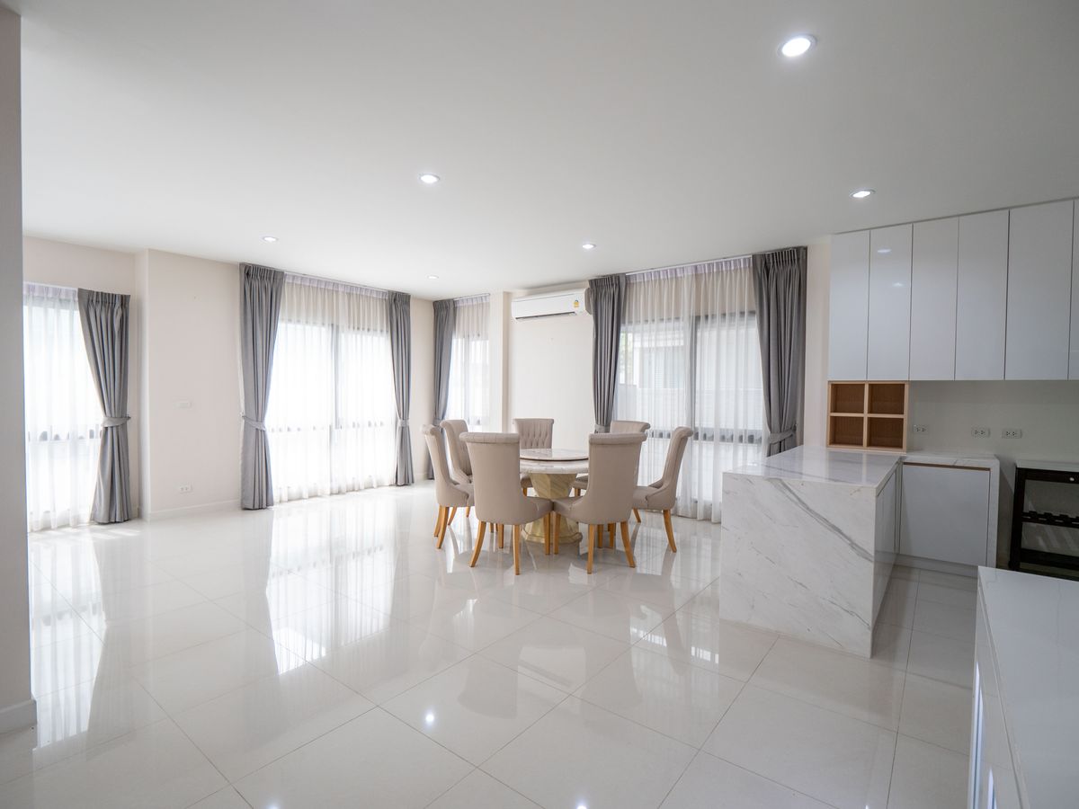 For SaleHouseNonthaburi, Bang Yai, Bangbuathong : House for sale, The City Ratchada - Wongsawang, a large detached house, next to Nakhon In Road, size 75 sq.w., 320 sqm. 4 bedrooms, 4 water, 3 parking, 2 kitchens, 1 housekeeper room like this. The best price in the project is only 19.5 million baht. The 