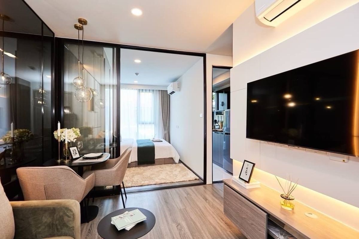 For SaleCondoBang kae, Phetkasem : ✨ Condo down payment for sale, Origin Place Phetkasem, Simplex corner room, high ceilings, comfortable living, pets allowed! 🐶🐱400,000 baht🎯 Highlights ✅ Ready to change contract ✅ Condo allows pets. Very hard to find in this zone!✅ Next to MRT Phasi Char