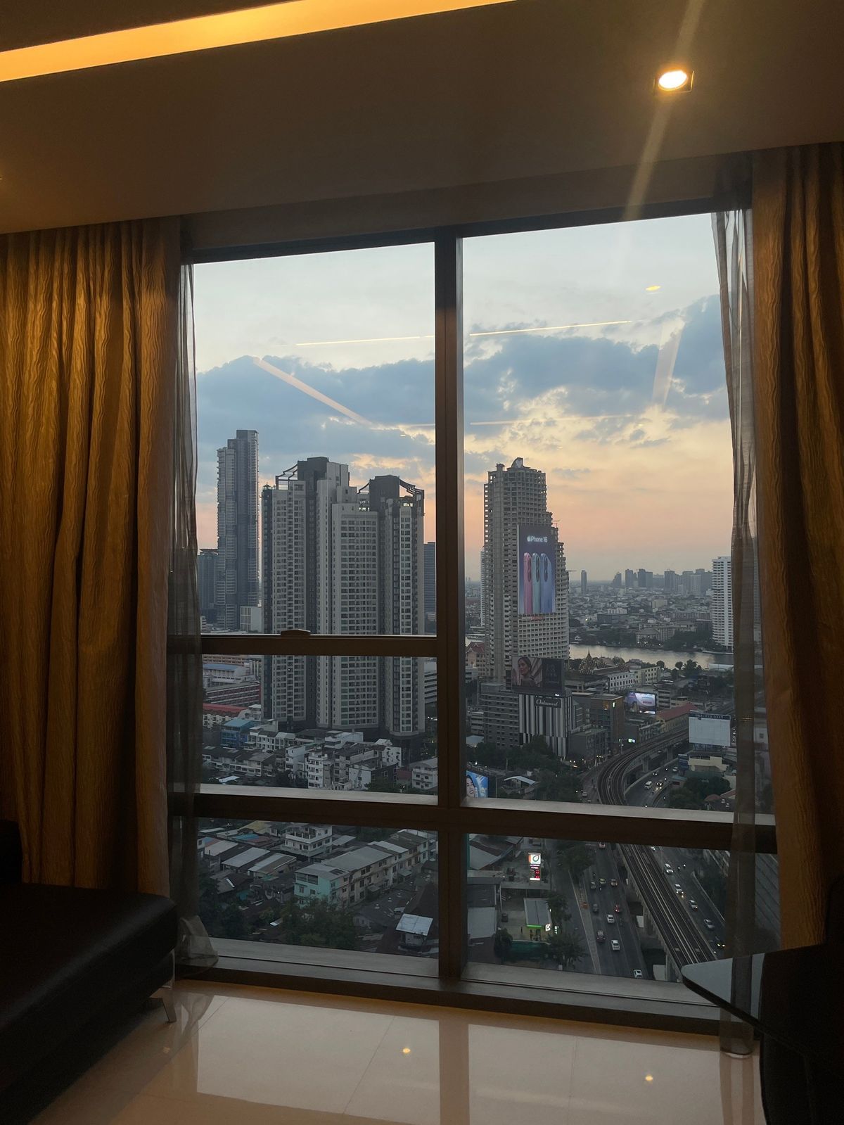 ขายคอนโดสาทร นราธิวาส : The Bangkok Sathorn / ห้องมุมวิวแม่น้ำ แต่งสวยพร้อมอยู่ ติด BTS สุรศักดิ์ / 2 นอน 117 ตร.ม. โทร 0937890899