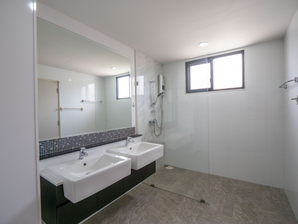 For SaleHouseNonthaburi, Bang Yai, Bangbuathong : House for sale, The City Ratchada - Wongsawang, a large detached house, next to Nakhon In Road, size 75 sq.w., 320 sqm. 4 bedrooms, 4 water, 3 parking, 2 kitchens, 1 housekeeper room like this. The best price in the project is only 19.5 million baht. The 