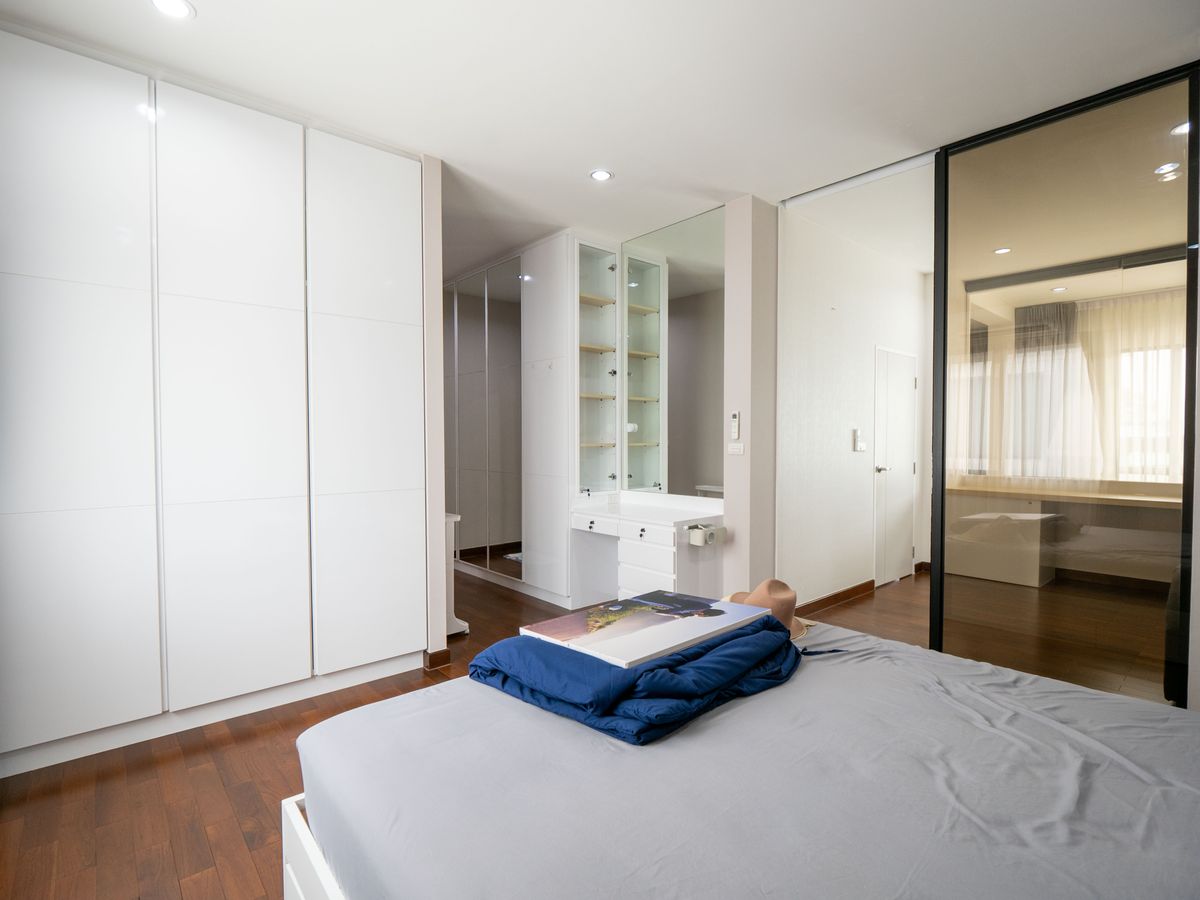 For SaleHouseNonthaburi, Bang Yai, Bangbuathong : House for sale, The City Ratchada - Wongsawang, a large detached house, next to Nakhon In Road, size 75 sq.w., 320 sqm. 4 bedrooms, 4 water, 3 parking, 2 kitchens, 1 housekeeper room like this. The best price in the project is only 19.5 million baht. The 