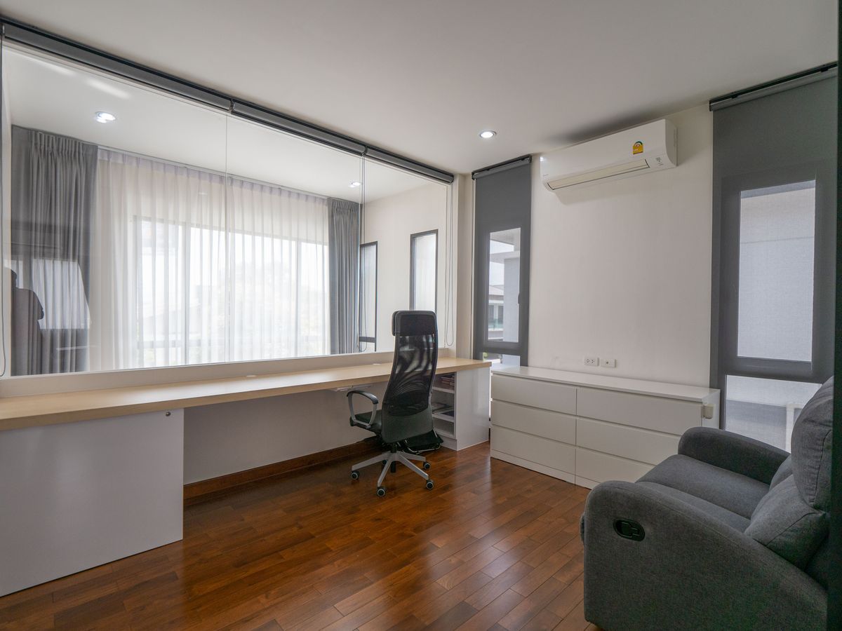 For SaleHouseNonthaburi, Bang Yai, Bangbuathong : House for sale, The City Ratchada - Wongsawang, a large detached house, next to Nakhon In Road, size 75 sq.w., 320 sqm. 4 bedrooms, 4 water, 3 parking, 2 kitchens, 1 housekeeper room like this. The best price in the project is only 19.5 million baht. The 