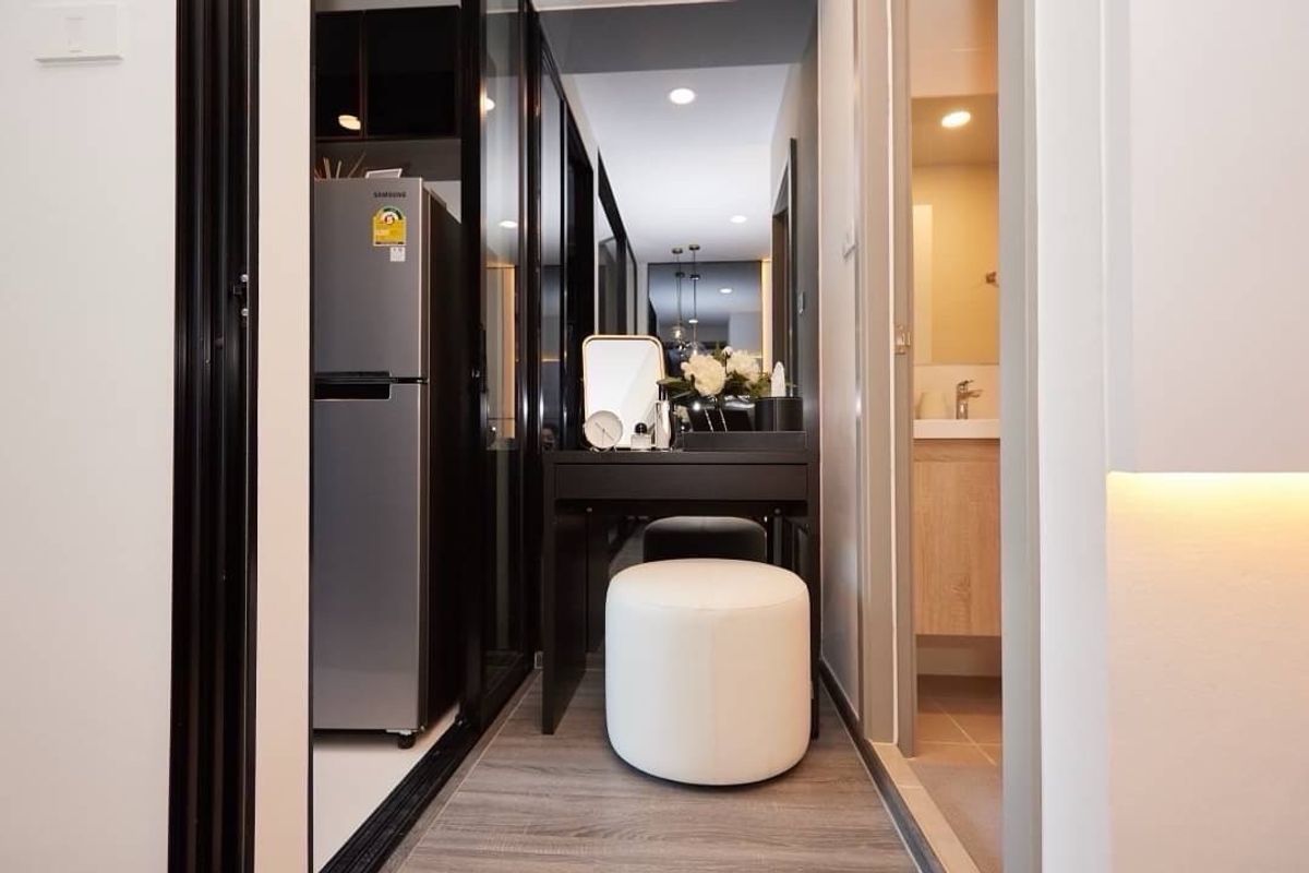 For SaleCondoBang kae, Phetkasem : ✨ Condo down payment for sale, Origin Place Phetkasem, Simplex corner room, high ceilings, comfortable living, pets allowed! 🐶🐱400,000 baht🎯 Highlights ✅ Ready to change contract ✅ Condo allows pets. Very hard to find in this zone!✅ Next to MRT Phasi Char