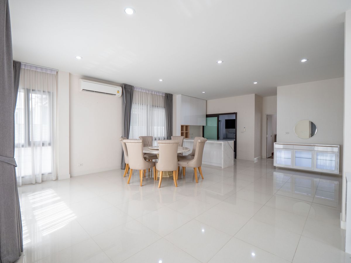 For SaleHouseNonthaburi, Bang Yai, Bangbuathong : House for sale, The City Ratchada - Wongsawang, a large detached house, next to Nakhon In Road, size 75 sq.w., 320 sqm. 4 bedrooms, 4 water, 3 parking, 2 kitchens, 1 housekeeper room like this. The best price in the project is only 19.5 million baht. The 