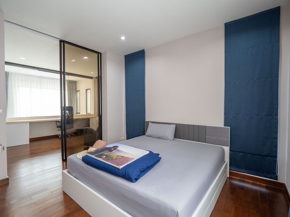 For SaleHouseNonthaburi, Bang Yai, Bangbuathong : House for sale, The City Ratchada - Wongsawang, a large detached house, next to Nakhon In Road, size 75 sq.w., 320 sqm. 4 bedrooms, 4 water, 3 parking, 2 kitchens, 1 housekeeper room like this. The best price in the project is only 19.5 million baht. The 