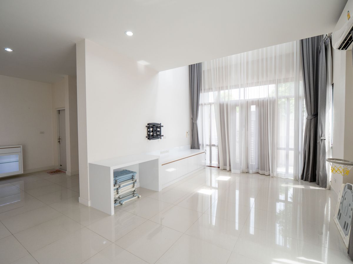 For SaleHouseNonthaburi, Bang Yai, Bangbuathong : House for sale, The City Ratchada - Wongsawang, a large detached house, next to Nakhon In Road, size 75 sq.w., 320 sqm. 4 bedrooms, 4 water, 3 parking, 2 kitchens, 1 housekeeper room like this. The best price in the project is only 19.5 million baht. The 