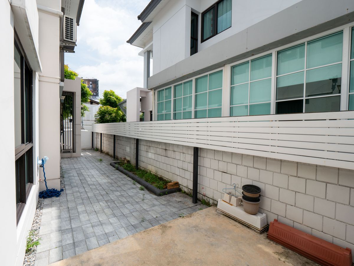 For SaleHouseNonthaburi, Bang Yai, Bangbuathong : House for sale, The City Ratchada - Wongsawang, a large detached house, next to Nakhon In Road, size 75 sq.w., 320 sqm. 4 bedrooms, 4 water, 3 parking, 2 kitchens, 1 housekeeper room like this. The best price in the project is only 19.5 million baht. The 