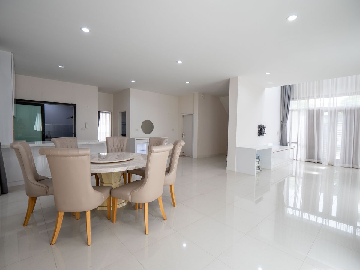 For SaleHouseNonthaburi, Bang Yai, Bangbuathong : House for sale, The City Ratchada - Wongsawang, a large detached house, next to Nakhon In Road, size 75 sq.w., 320 sqm. 4 bedrooms, 4 water, 3 parking, 2 kitchens, 1 housekeeper room like this. The best price in the project is only 19.5 million baht. The 