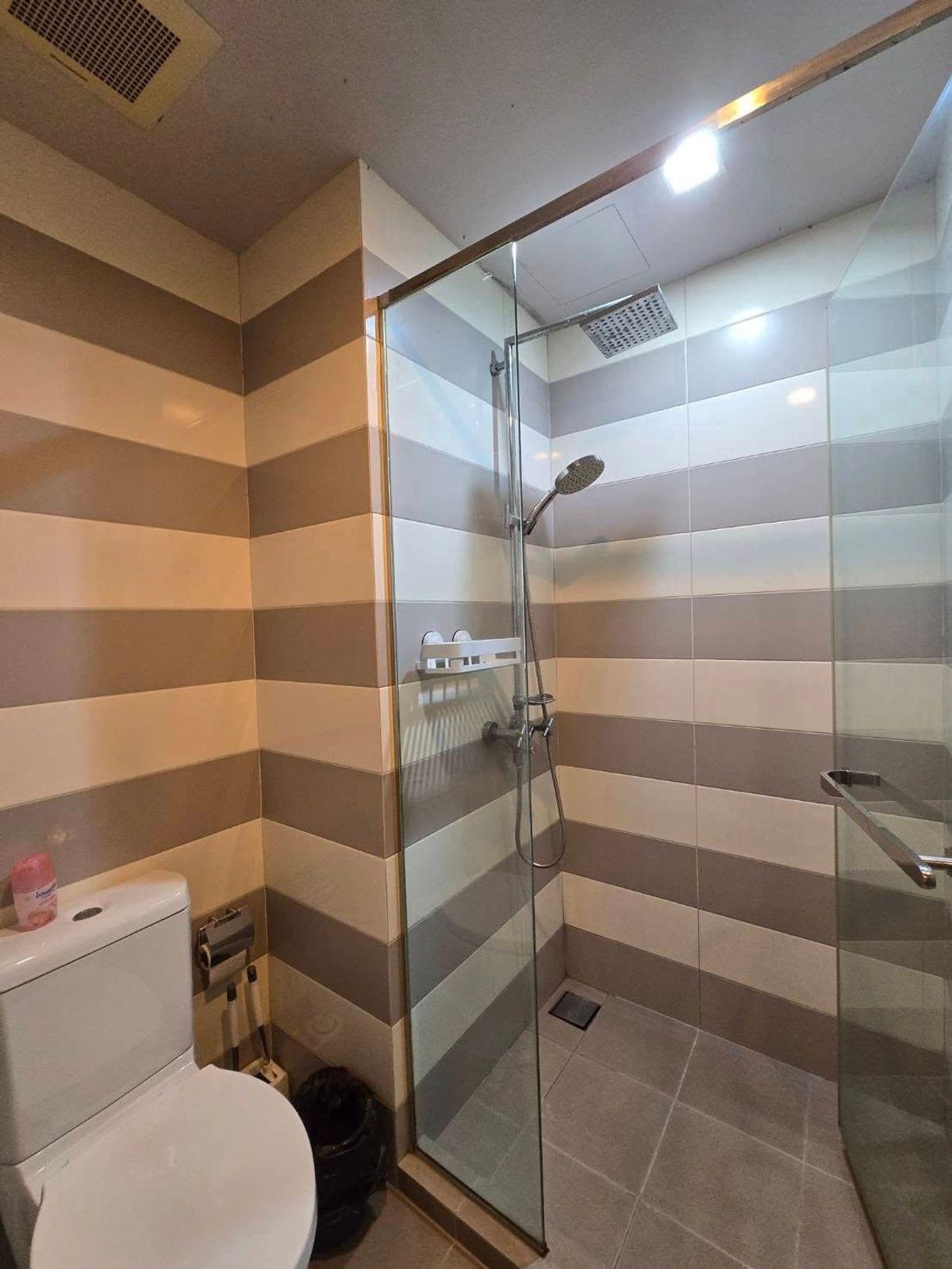 For RentCondoSukhumvit, Asoke, Thonglor : CEIL BY SANSIRI condo is convenient to travel near the BTS train.