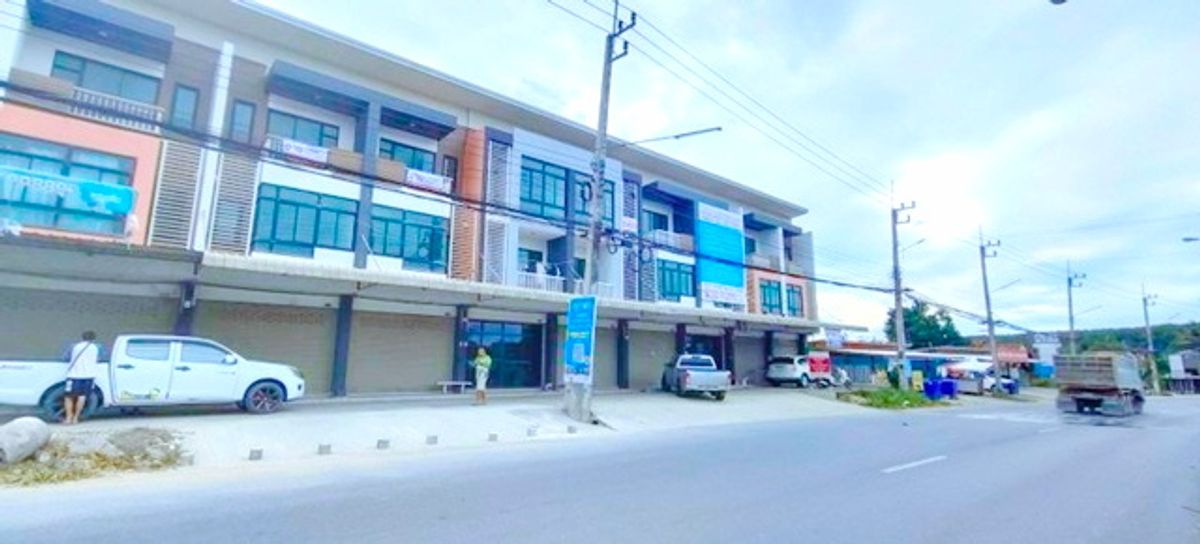 For RentShop HouseRayong : MapToei MapYangPhon Orwinwittaya School 3.6 km. Commercial building for sale/rent 4 units 3-storey 8