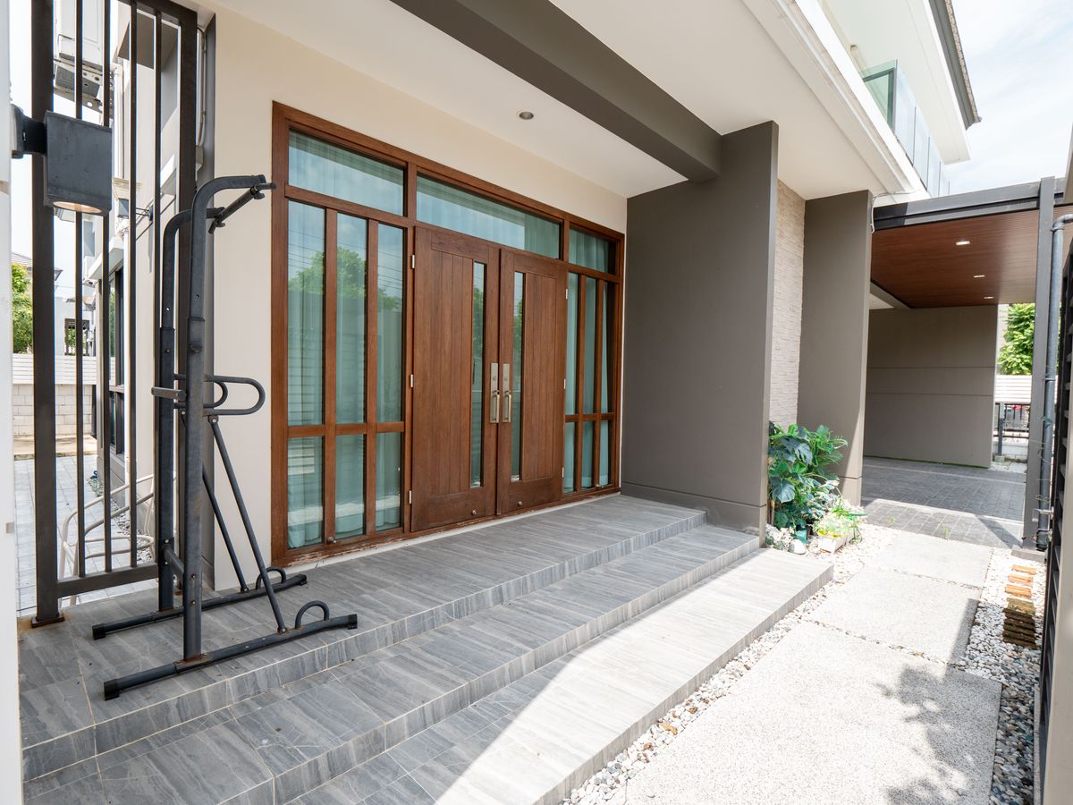 For SaleHouseNonthaburi, Bang Yai, Bangbuathong : House for sale, The City Ratchada - Wongsawang, a large detached house, next to Nakhon In Road, size 75 sq.w., 320 sqm. 4 bedrooms, 4 water, 3 parking, 2 kitchens, 1 housekeeper room like this. The best price in the project is only 19.5 million baht. The 