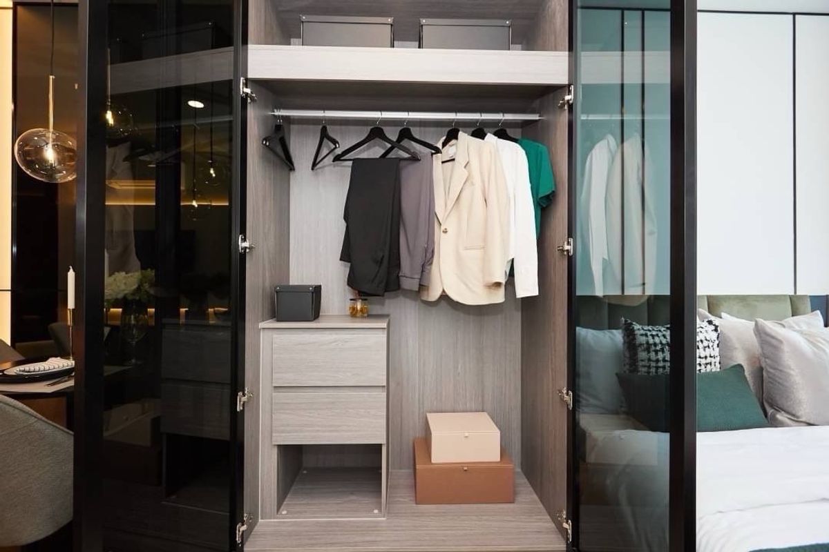 For SaleCondoBang kae, Phetkasem : ✨ Condo down payment for sale, Origin Place Phetkasem, Simplex corner room, high ceilings, comfortable living, pets allowed! 🐶🐱400,000 baht🎯 Highlights ✅ Ready to change contract ✅ Condo allows pets. Very hard to find in this zone!✅ Next to MRT Phasi Char