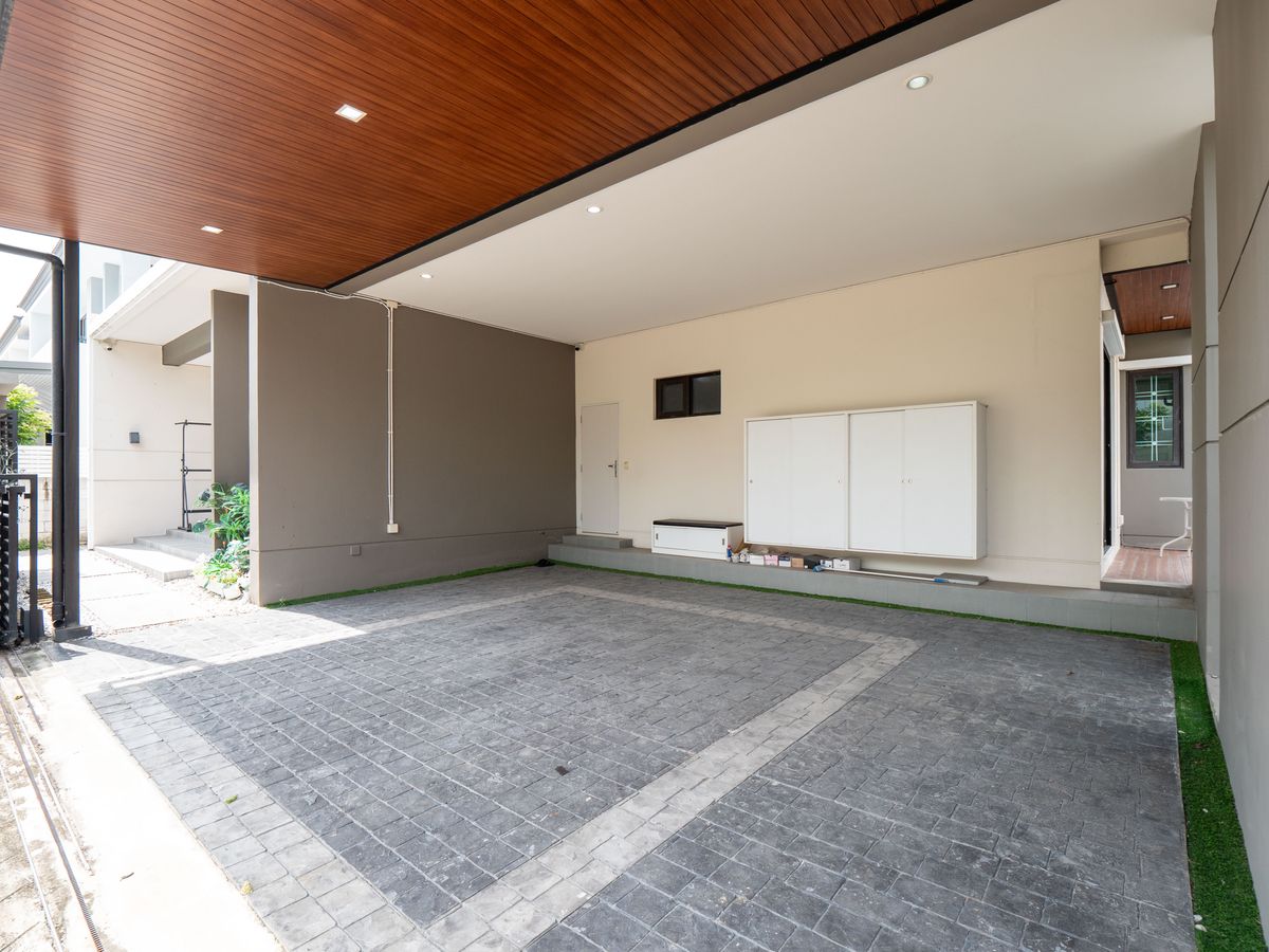 For SaleHouseNonthaburi, Bang Yai, Bangbuathong : House for sale, The City Ratchada - Wongsawang, a large detached house, next to Nakhon In Road, size 75 sq.w., 320 sqm. 4 bedrooms, 4 water, 3 parking, 2 kitchens, 1 housekeeper room like this. The best price in the project is only 19.5 million baht. The 