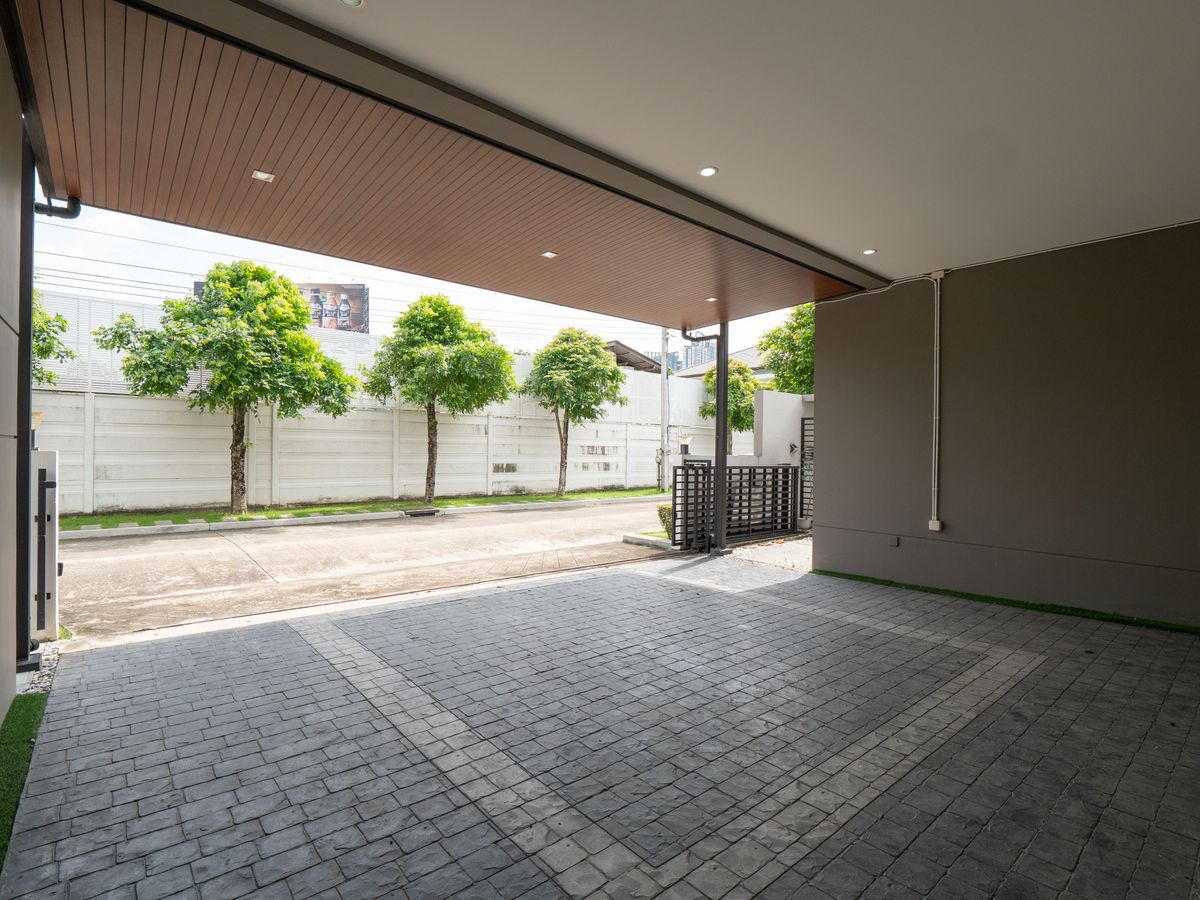 For SaleHouseNonthaburi, Bang Yai, Bangbuathong : House for sale, The City Ratchada - Wongsawang, a large detached house, next to Nakhon In Road, size 75 sq.w., 320 sqm. 4 bedrooms, 4 water, 3 parking, 2 kitchens, 1 housekeeper room like this. The best price in the project is only 19.5 million baht. The 