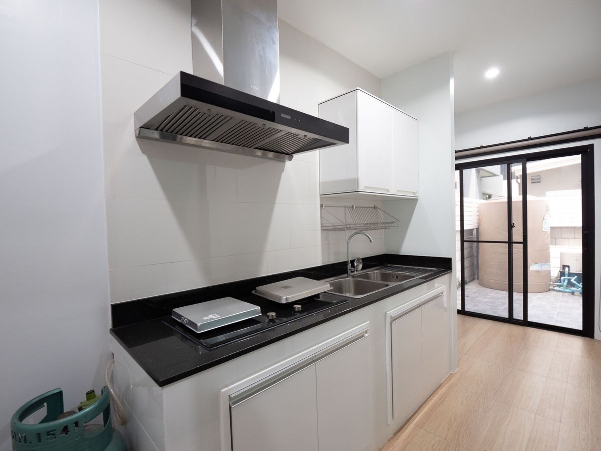 For SaleHouseNonthaburi, Bang Yai, Bangbuathong : House for sale, The City Ratchada - Wongsawang, a large detached house, next to Nakhon In Road, size 75 sq.w., 320 sqm. 4 bedrooms, 4 water, 3 parking, 2 kitchens, 1 housekeeper room like this. The best price in the project is only 19.5 million baht. The 