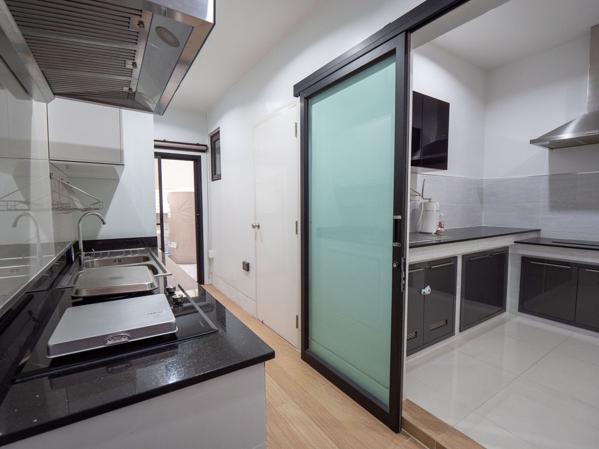 For SaleHouseNonthaburi, Bang Yai, Bangbuathong : House for sale, The City Ratchada - Wongsawang, a large detached house, next to Nakhon In Road, size 75 sq.w., 320 sqm. 4 bedrooms, 4 water, 3 parking, 2 kitchens, 1 housekeeper room like this. The best price in the project is only 19.5 million baht. The 