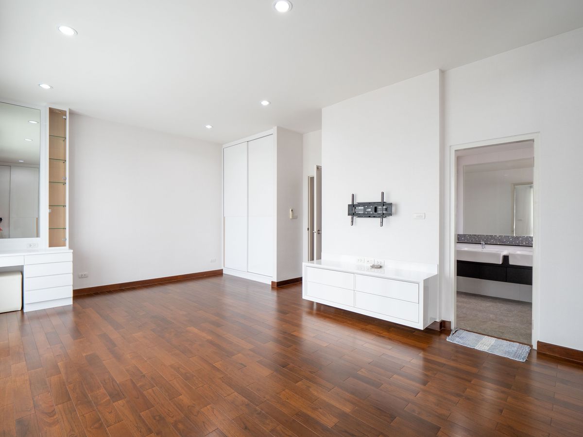 For SaleHouseNonthaburi, Bang Yai, Bangbuathong : House for sale, The City Ratchada - Wongsawang, a large detached house, next to Nakhon In Road, size 75 sq.w., 320 sqm. 4 bedrooms, 4 water, 3 parking, 2 kitchens, 1 housekeeper room like this. The best price in the project is only 19.5 million baht. The 