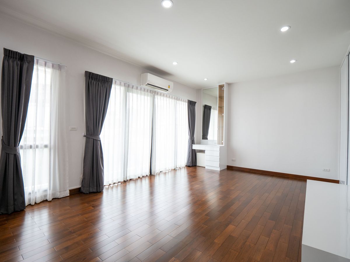 For SaleHouseNonthaburi, Bang Yai, Bangbuathong : House for sale, The City Ratchada - Wongsawang, a large detached house, next to Nakhon In Road, size 75 sq.w., 320 sqm. 4 bedrooms, 4 water, 3 parking, 2 kitchens, 1 housekeeper room like this. The best price in the project is only 19.5 million baht. The 