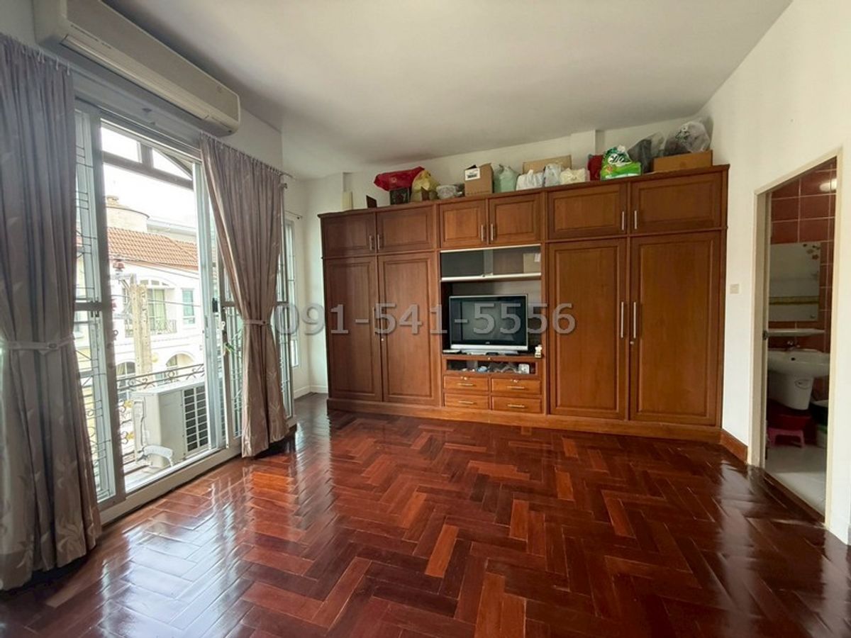 ขายทาวน์โฮมโชคชัย4 ลาดพร้าว71 : ขายทาวน์โฮม 3 ชั้นเล่นระดับ พื้นที่ 21.2 ตรว 3นอน 4น้ำ บ้านกลางเมือง โชคชัย 4 เฟอร์นิเจอร์ built-in