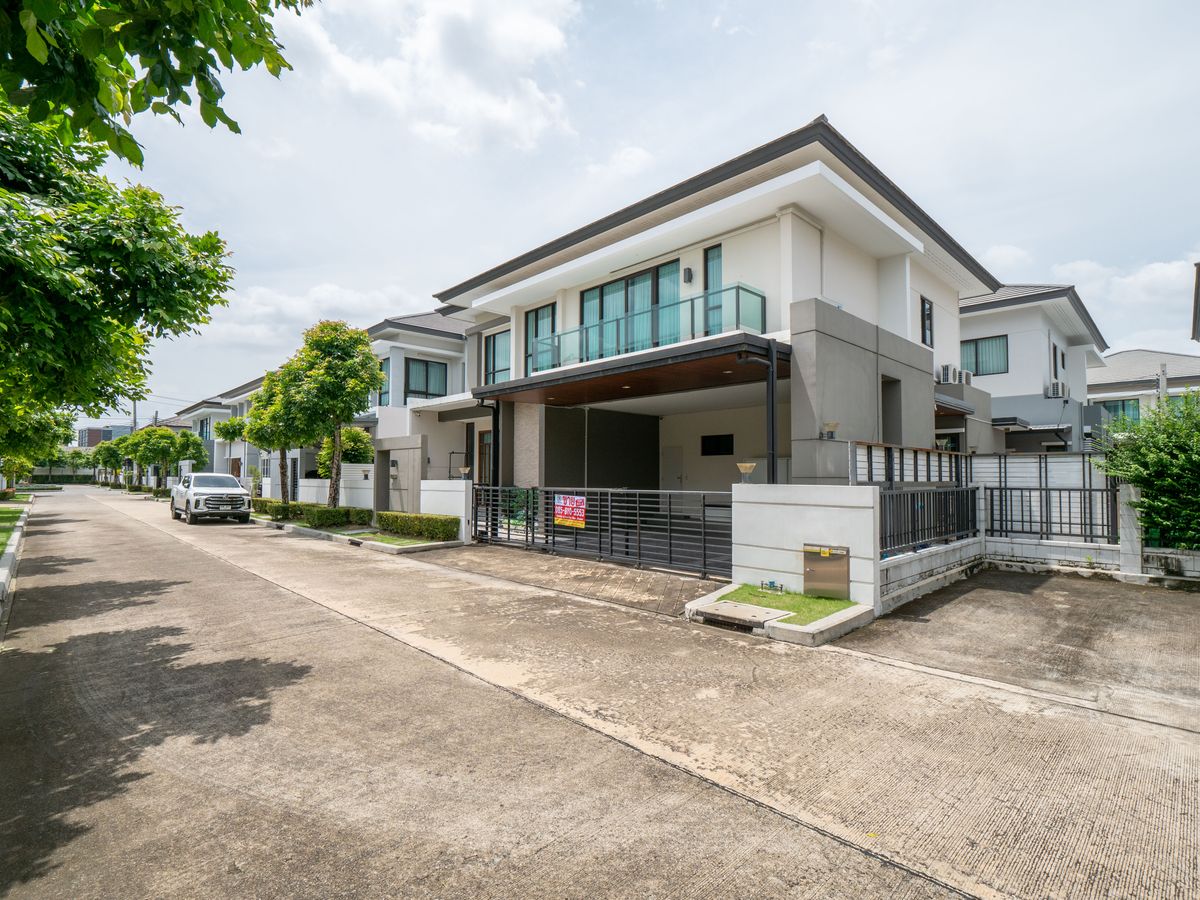For SaleHouseNonthaburi, Bang Yai, Bangbuathong : House for sale, The City Ratchada - Wongsawang, a large detached house, next to Nakhon In Road, size 75 sq.w., 320 sqm. 4 bedrooms, 4 water, 3 parking, 2 kitchens, 1 housekeeper room like this. The best price in the project is only 19.5 million baht. The 