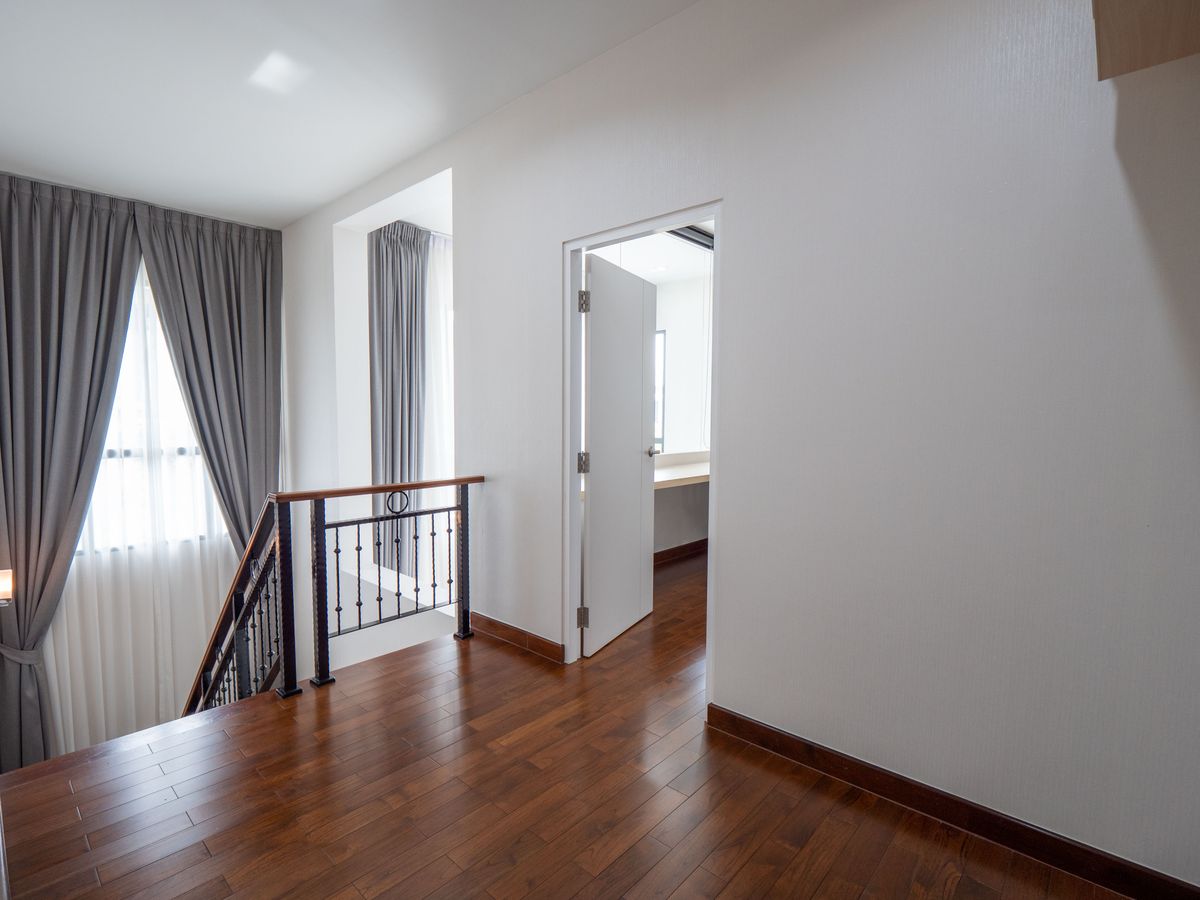 For SaleHouseNonthaburi, Bang Yai, Bangbuathong : House for sale, The City Ratchada - Wongsawang, a large detached house, next to Nakhon In Road, size 75 sq.w., 320 sqm. 4 bedrooms, 4 water, 3 parking, 2 kitchens, 1 housekeeper room like this. The best price in the project is only 19.5 million baht. The 