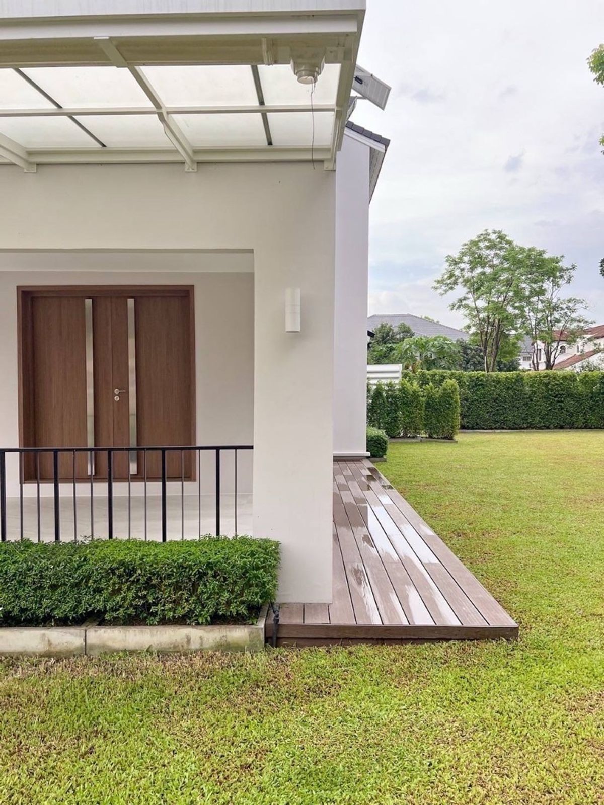 ให้เช่าบ้านสมุทรปราการ สำโรง : บ้านเดี่ยวให้เช่า – หมู่บ้านลดาวัลย์ ศรีนครินทร์ ซอยศรีด่าน 14บ้านหลังใหญ่ สวย พร้อมอยู่ ตกแต่งเรียบร้อย รีโนเวทใหม่ทั้งหลัง ตั้งอยู่ในทำเลคุณภาพ เดินทางสะดวก ใกล้รถไฟฟ้าสายสีเหลือง สถานีศรีด่าน (เพียงหน้าหมู่บ้าน)พื้นที่ดิน 153 ตรว. 4 ห้องนอน 4 ห้องน้ำ