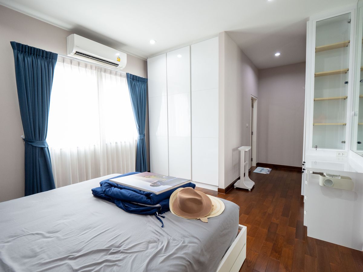 For SaleHouseNonthaburi, Bang Yai, Bangbuathong : House for sale, The City Ratchada - Wongsawang, a large detached house, next to Nakhon In Road, size 75 sq.w., 320 sqm. 4 bedrooms, 4 water, 3 parking, 2 kitchens, 1 housekeeper room like this. The best price in the project is only 19.5 million baht. The 