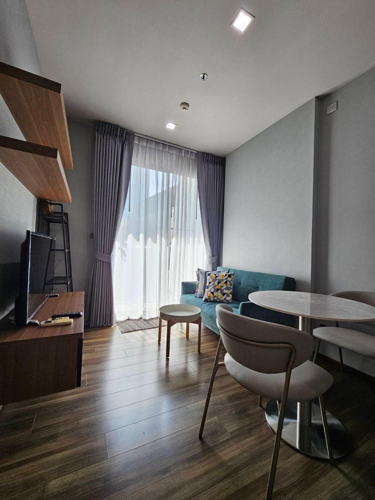 For RentCondoSukhumvit, Asoke, Thonglor : CEIL BY SANSIRI condo is convenient to travel near the BTS train.