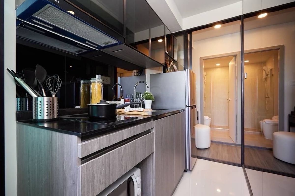 For SaleCondoBang kae, Phetkasem : ✨ Condo down payment for sale, Origin Place Phetkasem, Simplex corner room, high ceilings, comfortable living, pets allowed! 🐶🐱400,000 baht🎯 Highlights ✅ Ready to change contract ✅ Condo allows pets. Very hard to find in this zone!✅ Next to MRT Phasi Char