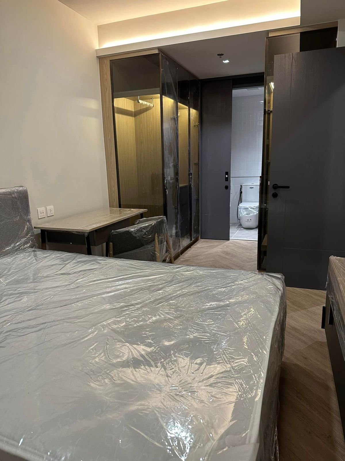 ให้เช่าคอนโดสยาม จุฬา สามย่าน : Chapter Chula Samyan【𝐑𝐄𝐍𝐓】🔥คุมโทนเข้มตัดกับวัสดุพรีเมียมอย่างลงตัว เชื่อมทุกฟังก์ชันให้ใช้งานง่าย🔥  ติดต่อไลน์ไอดี: @hacondo