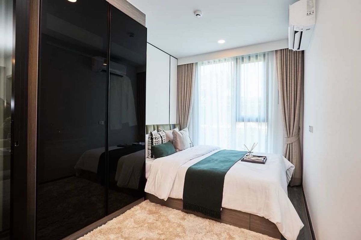 For SaleCondoBang kae, Phetkasem : ✨ Condo down payment for sale, Origin Place Phetkasem, Simplex corner room, high ceilings, comfortable living, pets allowed! 🐶🐱400,000 baht🎯 Highlights ✅ Ready to change contract ✅ Condo allows pets. Very hard to find in this zone!✅ Next to MRT Phasi Char