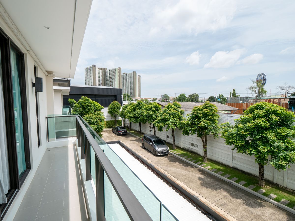 For SaleHouseNonthaburi, Bang Yai, Bangbuathong : House for sale, The City Ratchada - Wongsawang, a large detached house, next to Nakhon In Road, size 75 sq.w., 320 sqm. 4 bedrooms, 4 water, 3 parking, 2 kitchens, 1 housekeeper room like this. The best price in the project is only 19.5 million baht. The 